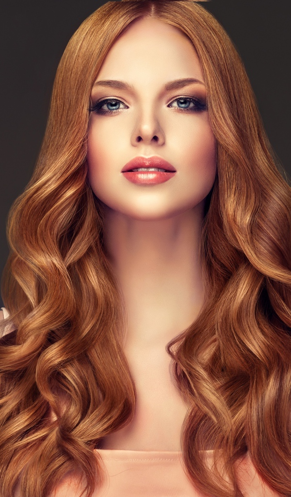 Очаровательная девушка с длинными волосами