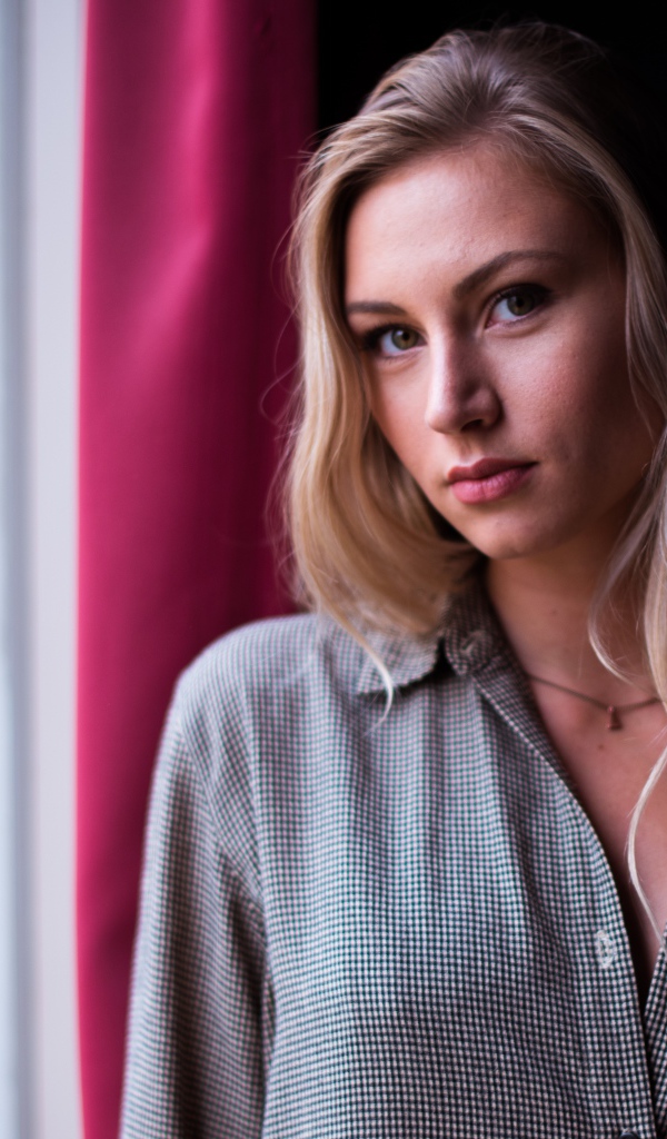 Нежная девушка блондинка у окна