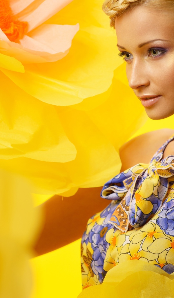 Нежная блондинка в сарафане на фоне цветов