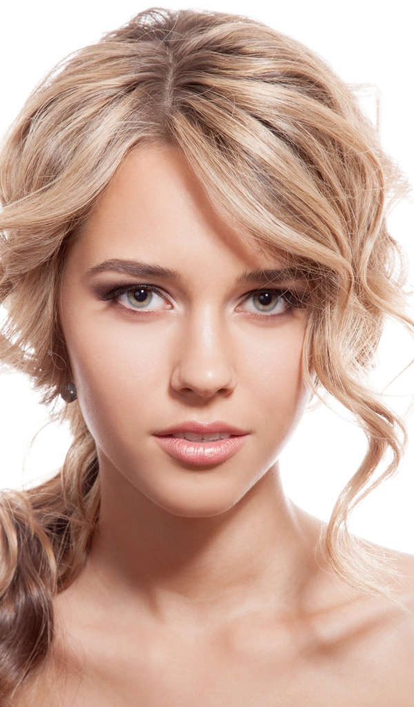 Нежная блондинка на белом фоне