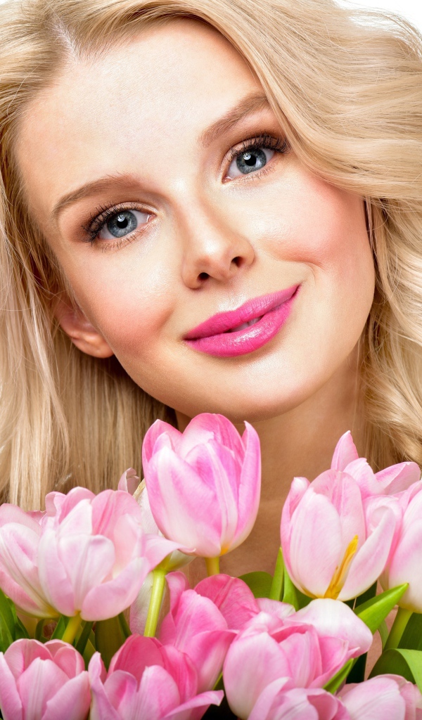 Нежная блондинка с букетом розовых тюльпанов