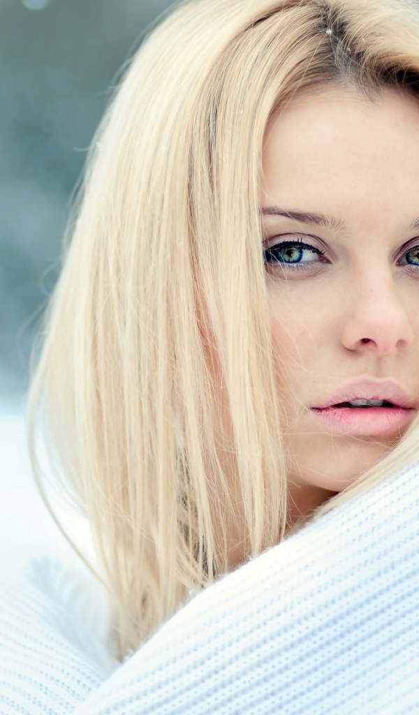 Нежная голубоглазая блондинка в белом свитере