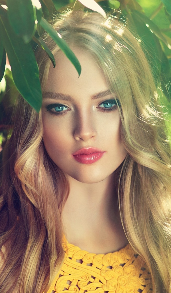 Нежная голубоглазая блондинка в розовых цветах 