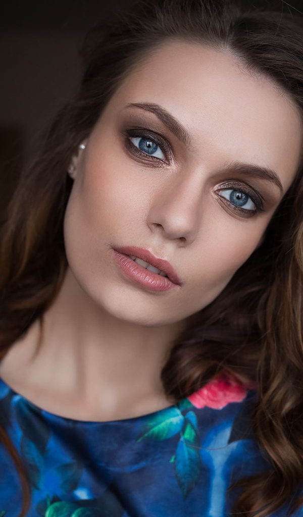 Нежная голубоглазая шатенка 