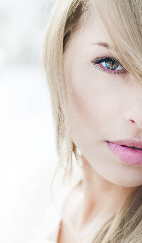 Нежная кареглазая девушка с длинными белыми волосами