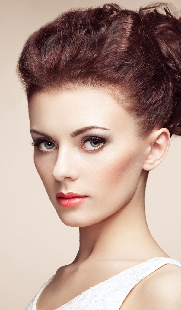 Нежная шатенка с красивой прической