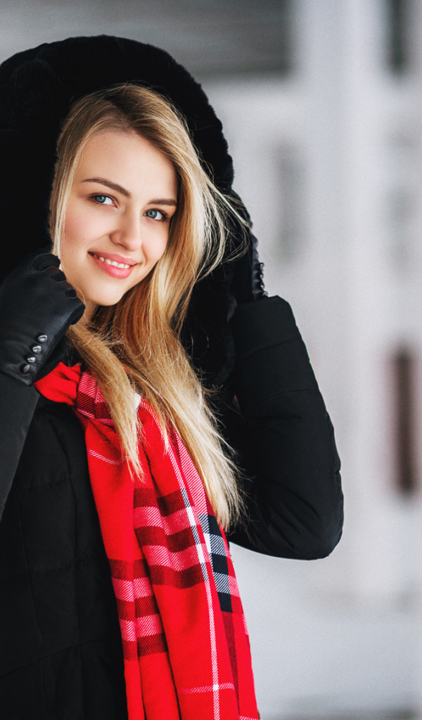 Модная улыбающаяся девушка в теплой куртке 