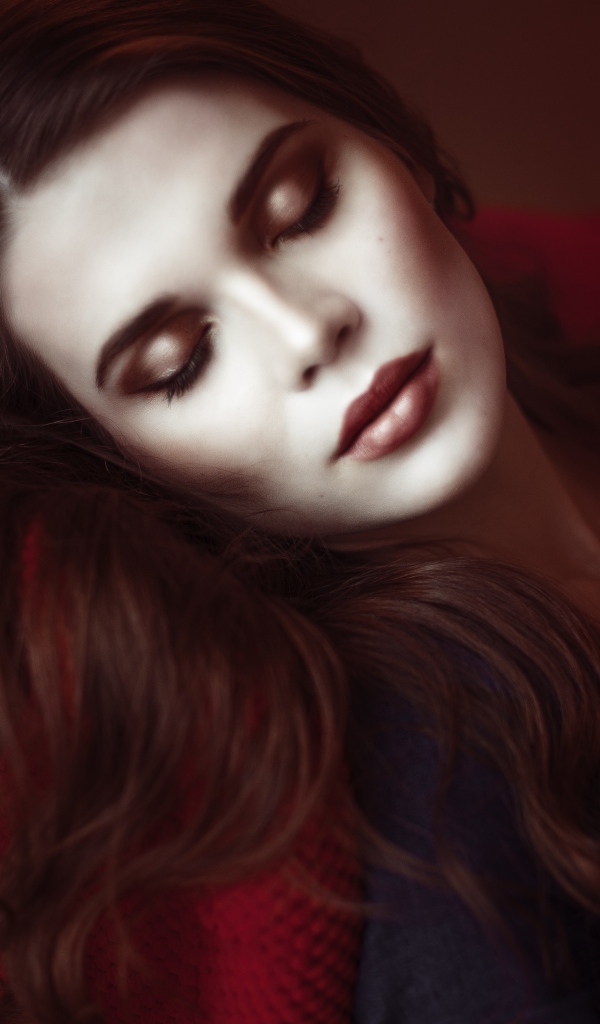 Нежная девушка спящая красавица