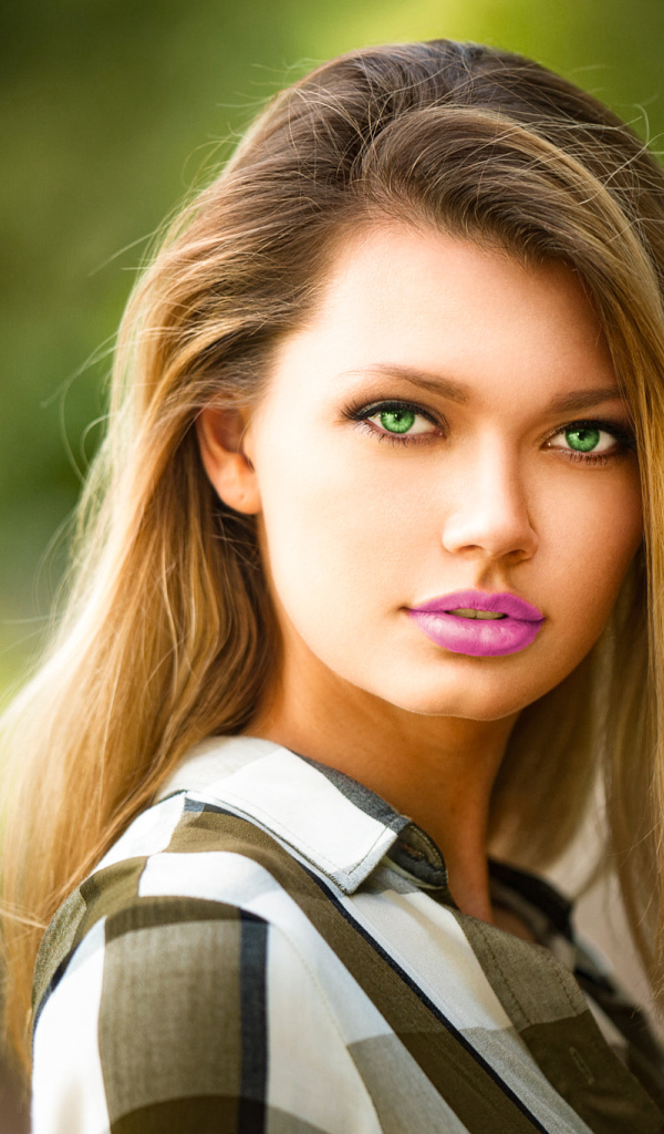 Нежная зеленоглазая девушка блондинка с накрашенными губами