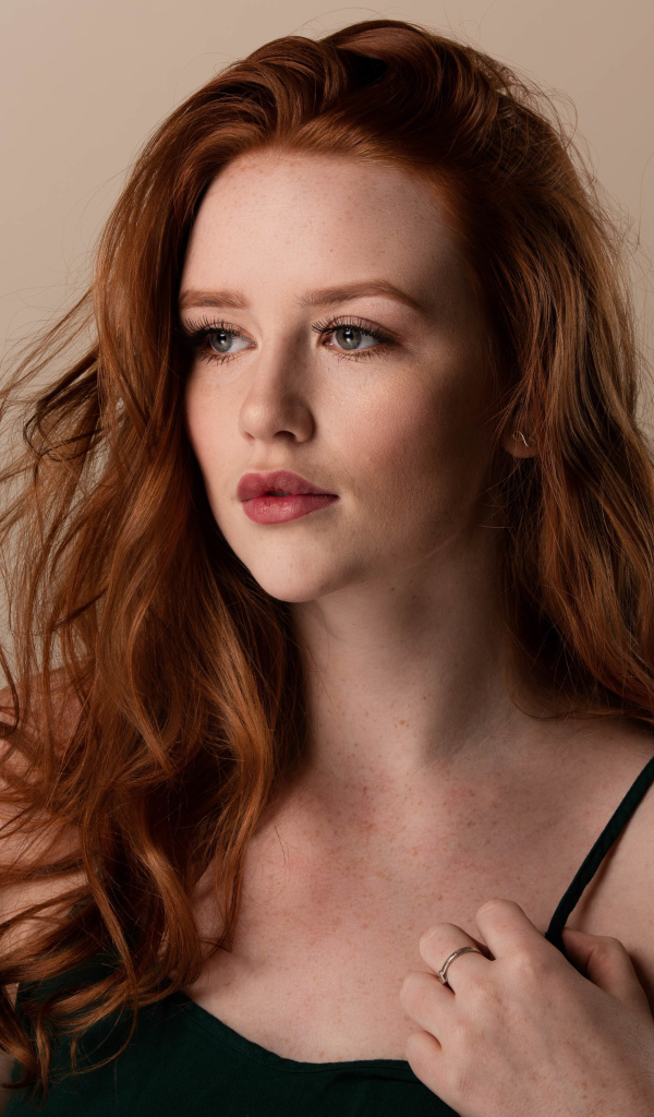 Нежная молодая рыжеволосая девушка