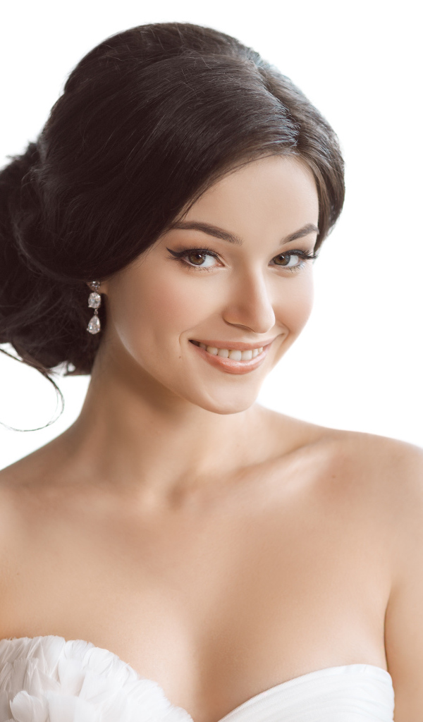 Девушка невеста с красивой прической на белом фоне