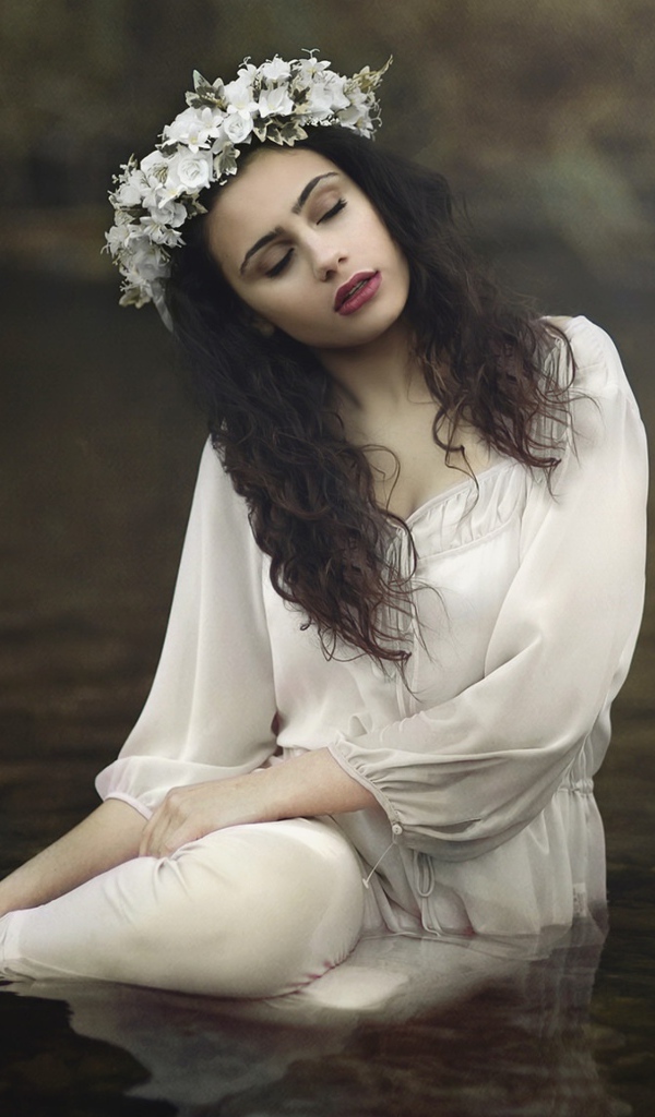 Девушка в красивом белом платье в воде