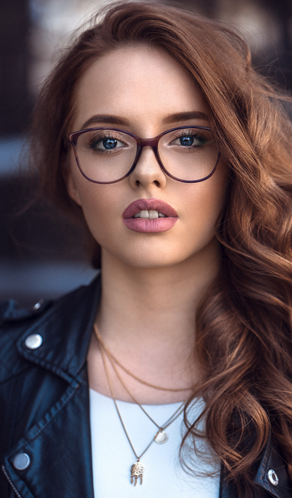 Девушка в черной куртке в очках 