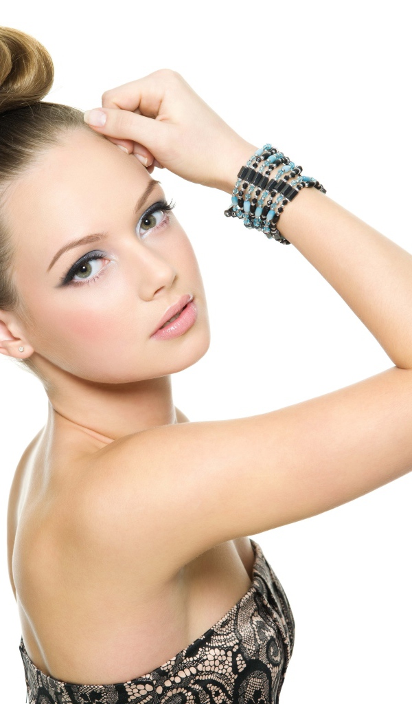 Девушка с красивой прической на белом фоне