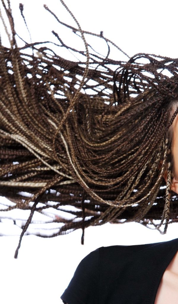 Девушка с прической косичками на голове на белом фоне