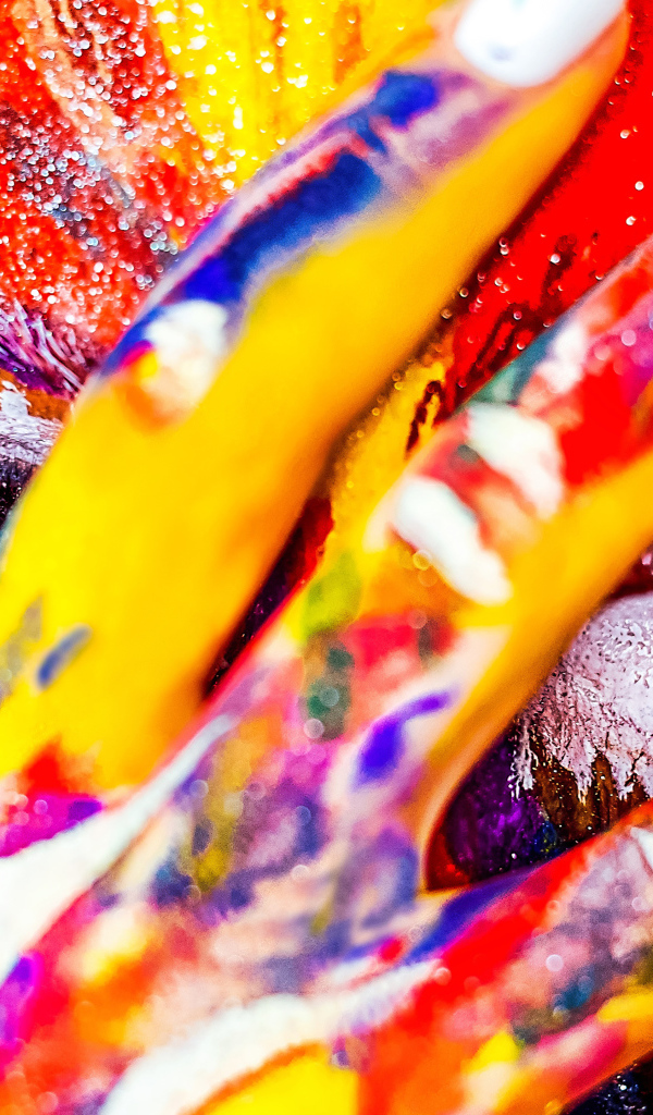 Девушка с разрисованным краской лицом