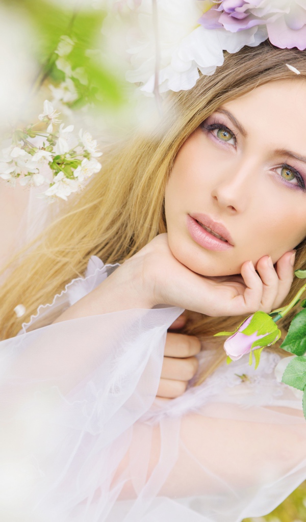 Зеленоглазая девушка в цветах розы