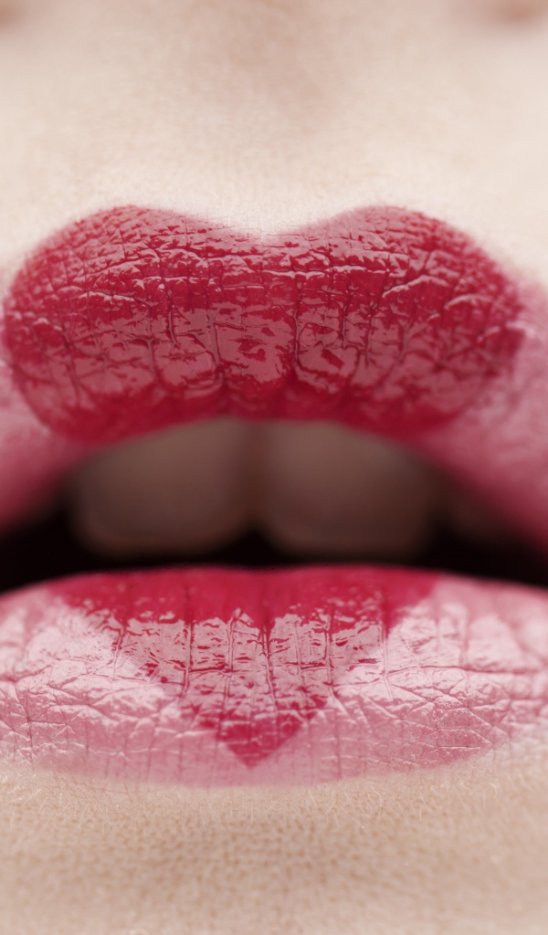 Сердце нарисовано губной помадой на губах 