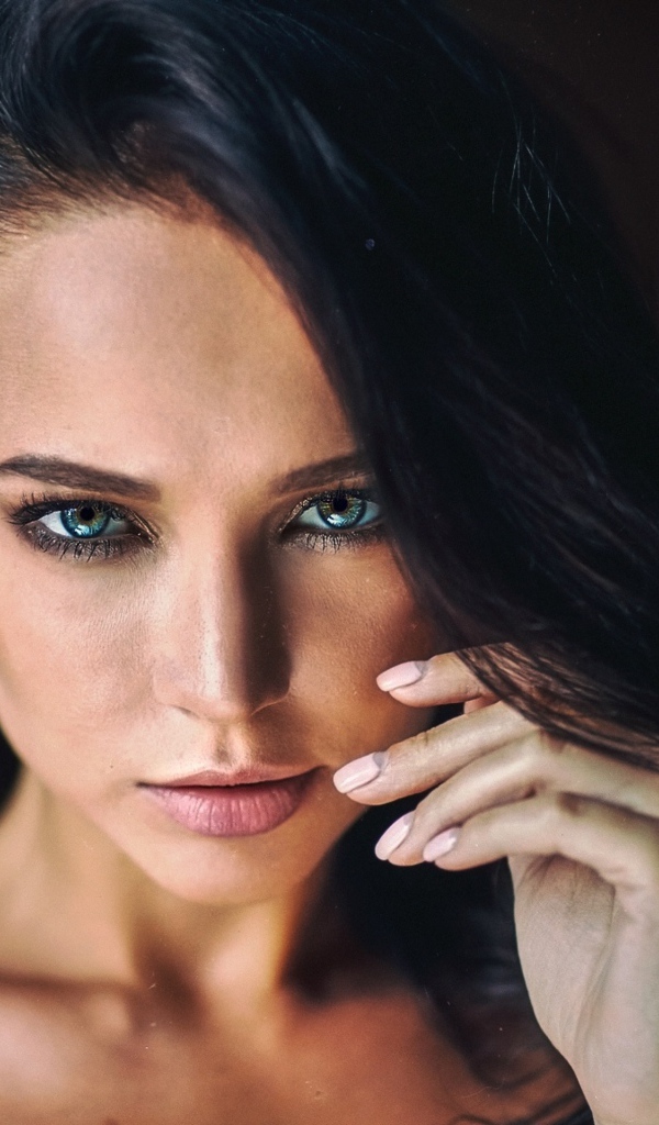 Горячая брюнетка с красивыми глазами