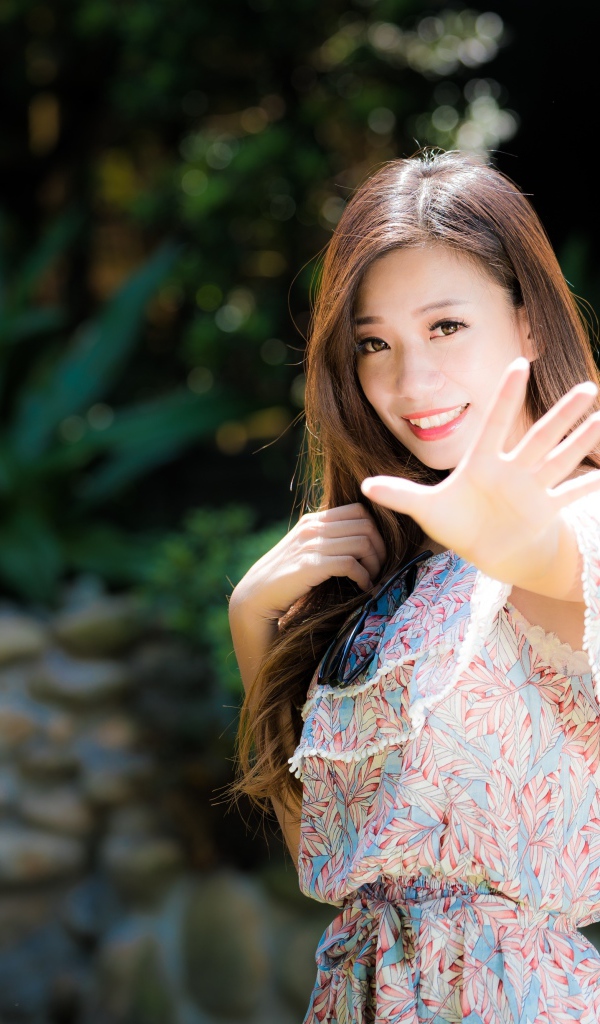 Милая девушка азиатка в летнем платье