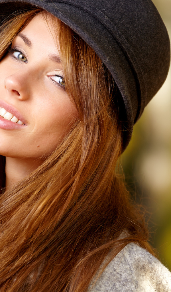 Милая девушка шатенка в черной шляпе