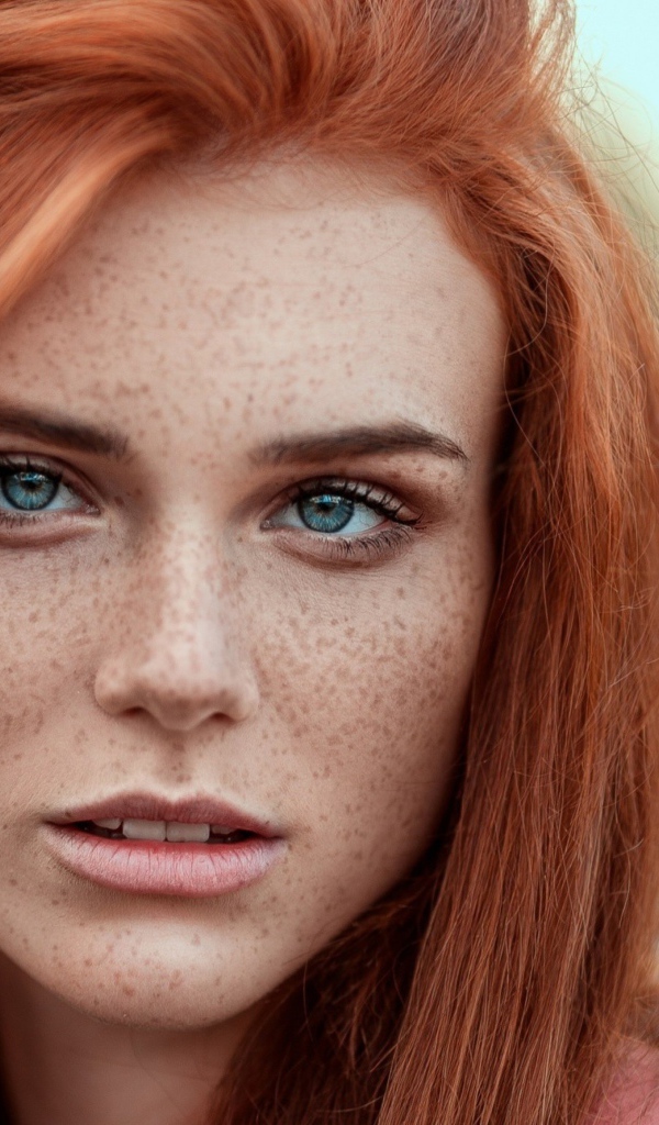 Рыжеволосая девушка голубоглазая девушка с веснушками 