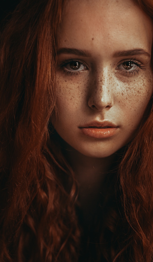 Рыжеволосая девушка с красивыми глазами 