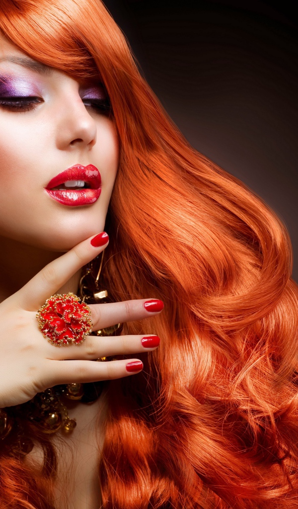 Рыжеволосая девушка с красивыми украшениями