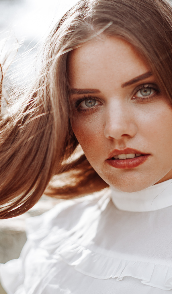 Рыжеволосая девушка с распущенными длинными волосами