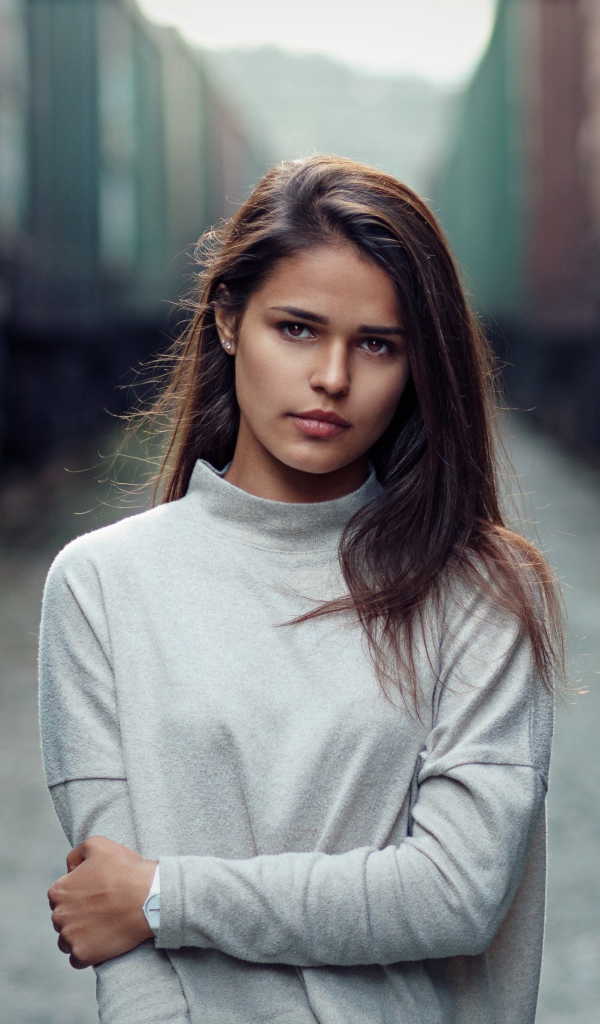 Грустная шатенка с карими глазами