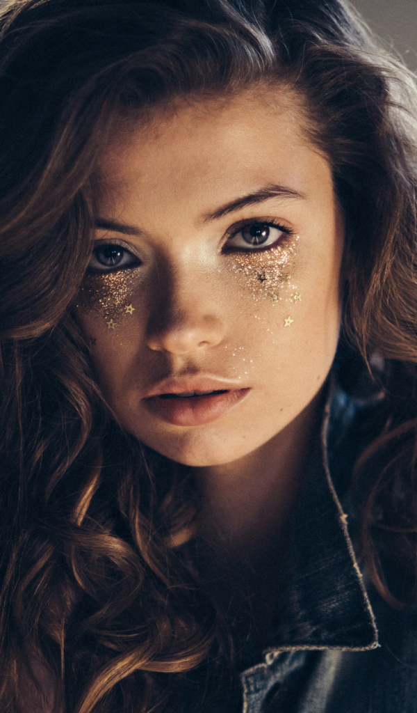 Грустная шатенка в жилетке 