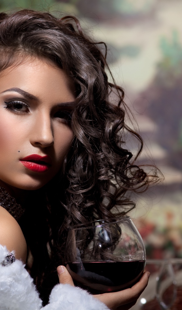 Эффектная брюнетка с бокалом красного вина