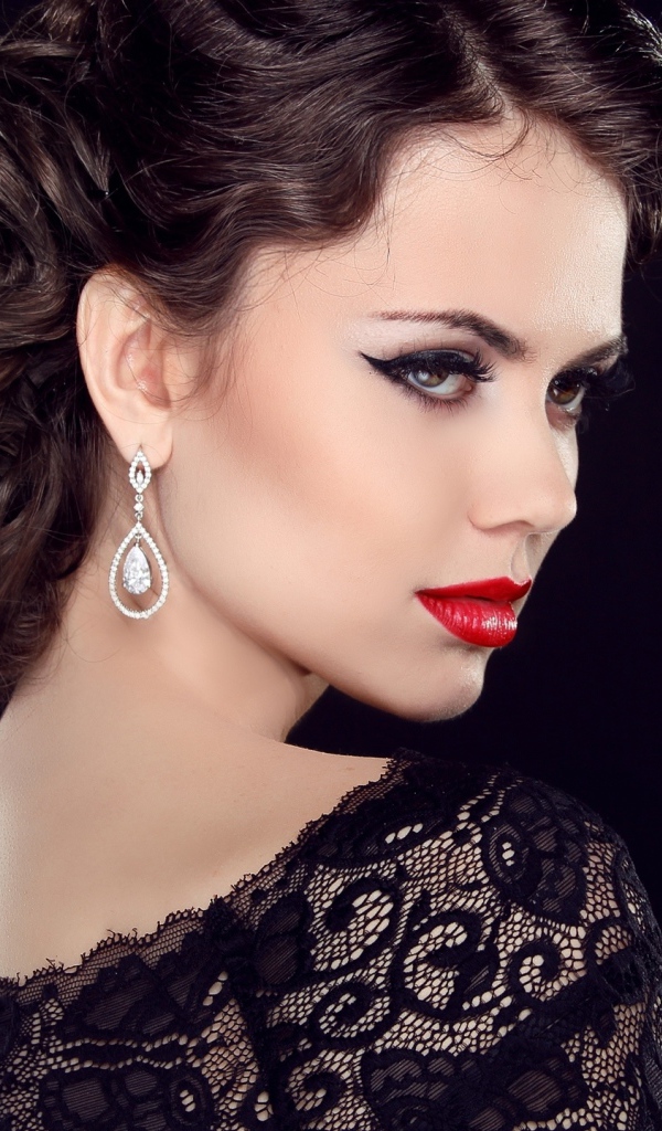 Эффектная брюнетка с ярким макияжем в черном платье