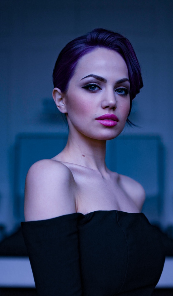 Стильная голубоглазая девушка с красивым макияжем