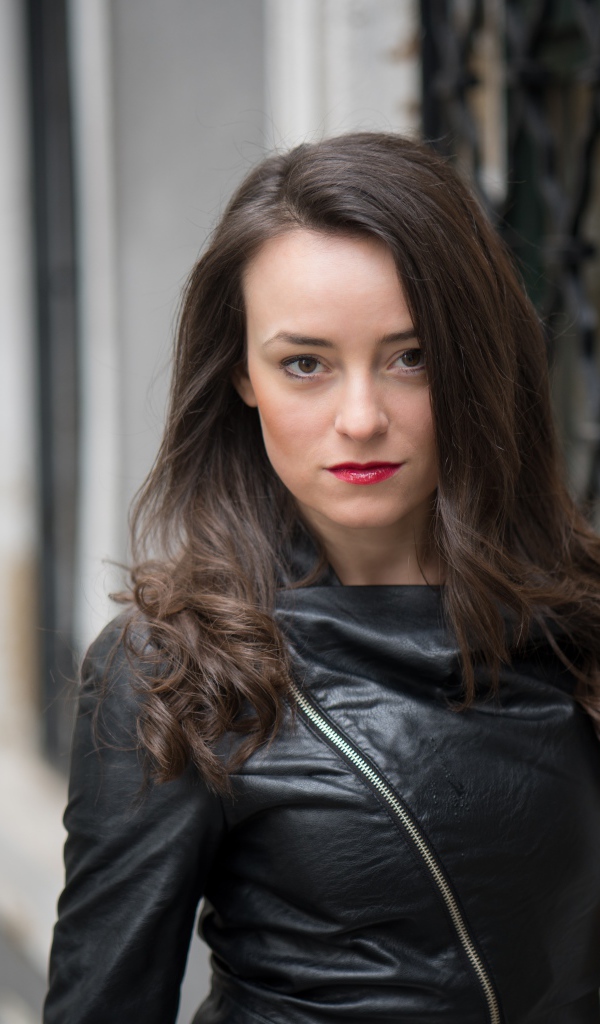 Стильная девушка брюнетка в черной кожаной куртке