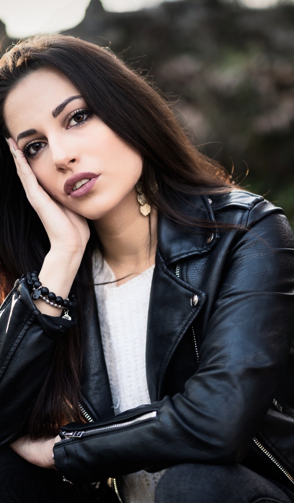 Стильная брюнетка в черной кожаной куртке