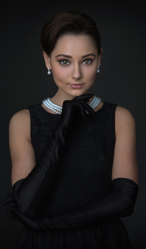 Стильная девушка в маленьком черном платье