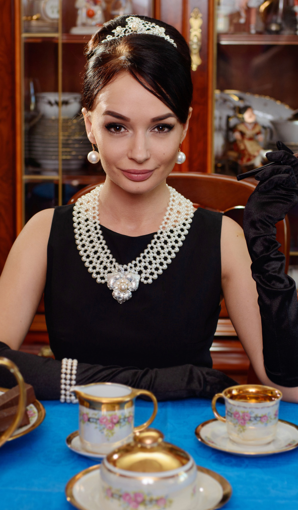 Стильная девушка в ретро стиле за столом с чаем