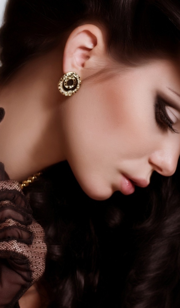 Стильная длинноволосая брюнетка с дорогими украшениями