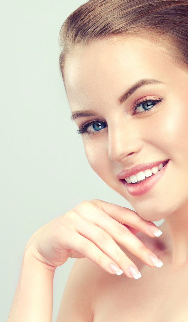 Нежная голубоглазая девушка с красивой улыбкой 