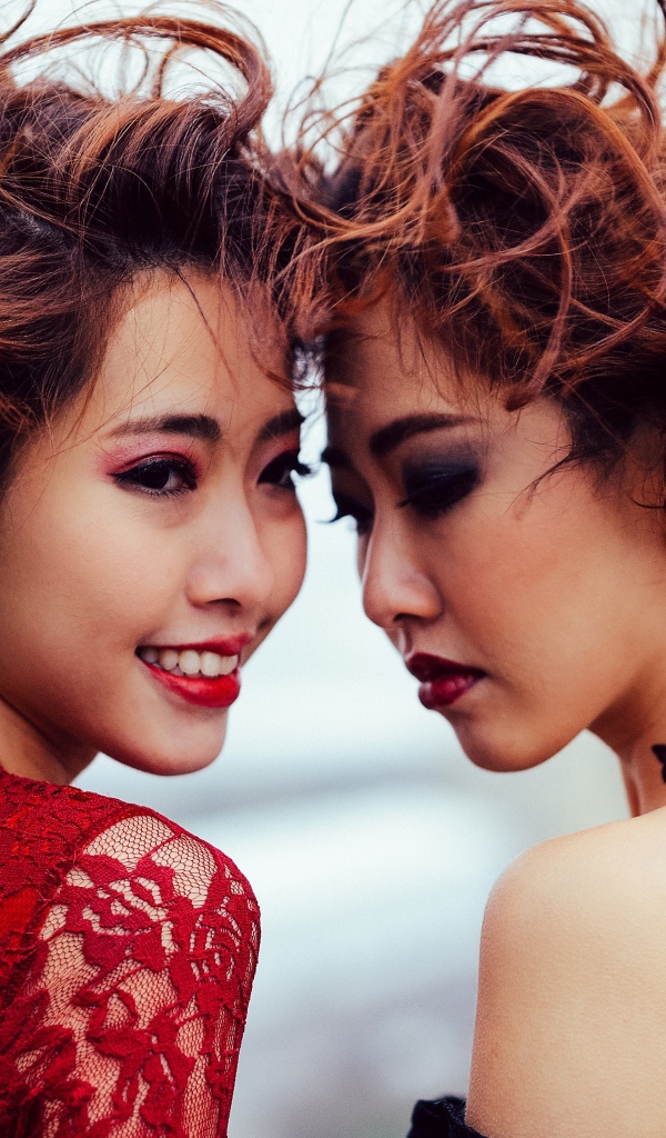 Две девушки азиатки с ярким макияжем 