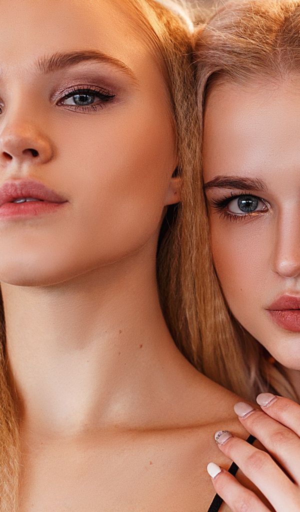 Две красивые голубоглазые девушки близняшки 