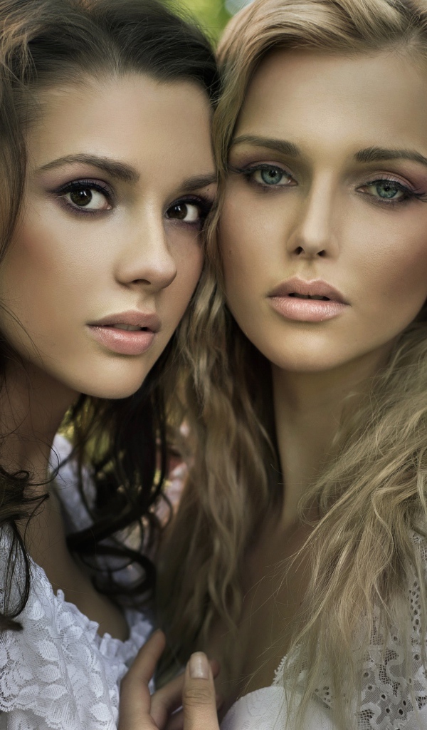 Две красивые девушки в белых платьях