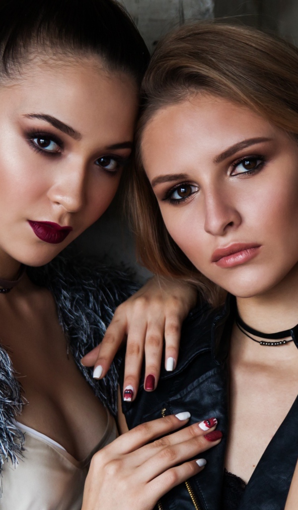 Две красивые девушки модели 