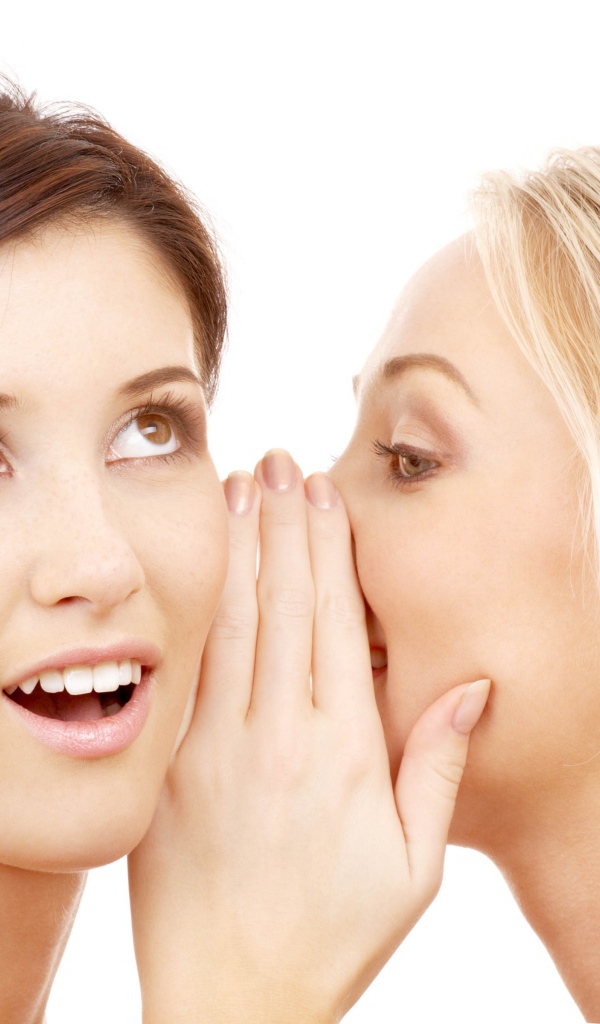 Две подруги делятся секретами на белом фоне 