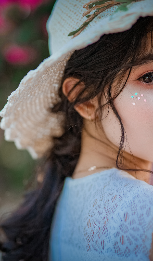 Молодая азиатка с соломенной шляпе 