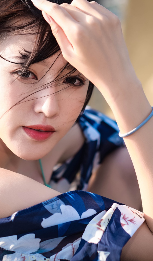 Молодая азиатка в лучах солнца