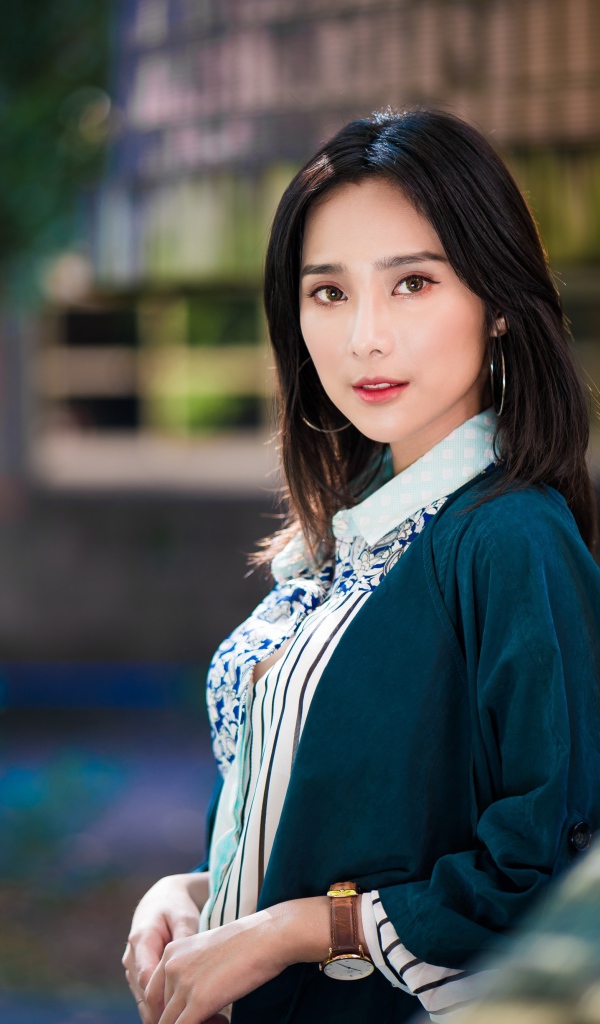 Молодая девушка азиатка со шляпой 