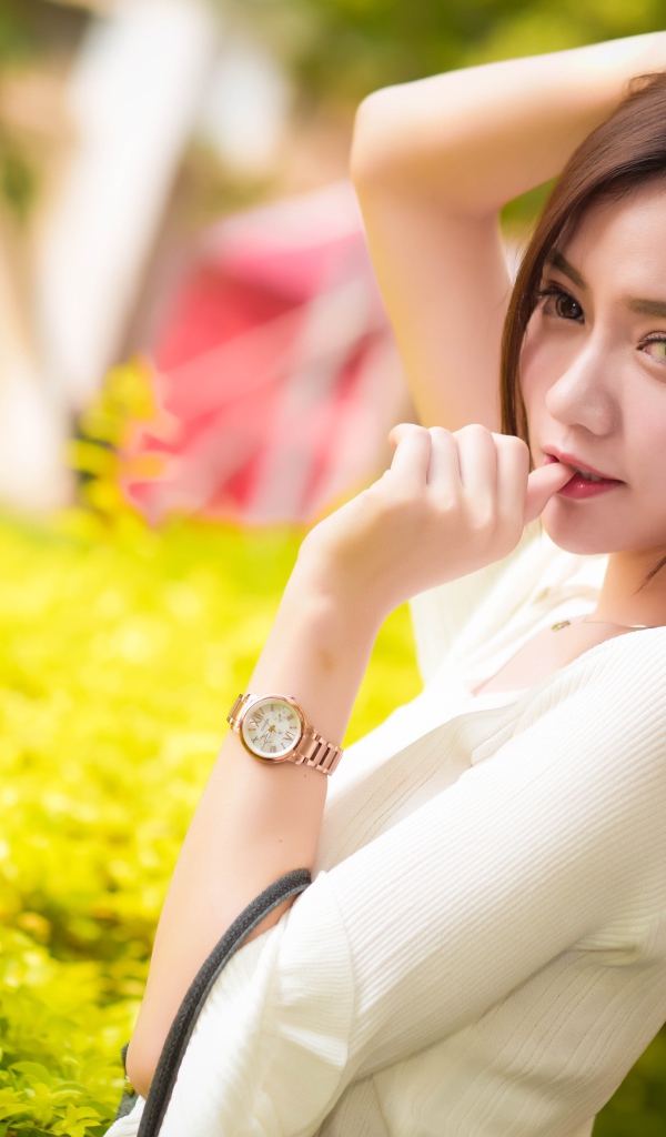 Молодая азиатка с часами на руке