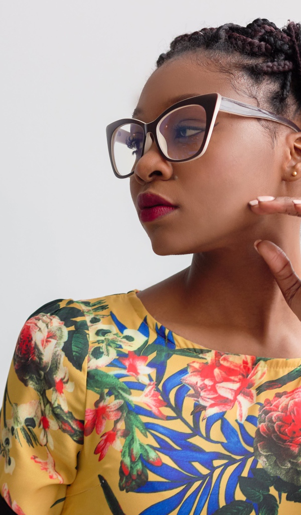 Молодая красивая темнокожая девушка в очках 